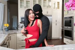 Cô gái trẻ dễ thương, mặt trẻ thơ, đầy nhiệt huyết đang quan hệ tình dục với bạn trai của mình. Cô ấy cười ngọt ngào và nóng tính. Cô ấy không thấy mệt mỏi khi quan hệ tình dục nhiều lần