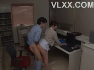 Anh thanh niên ngây ngô và cô bạn gái bán hoa ở quán rượu đầy kinh nghiệm