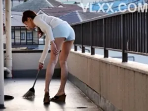 ông xã ngồi xem bạn thân bắn tinh vào bướm vợ yêu mình