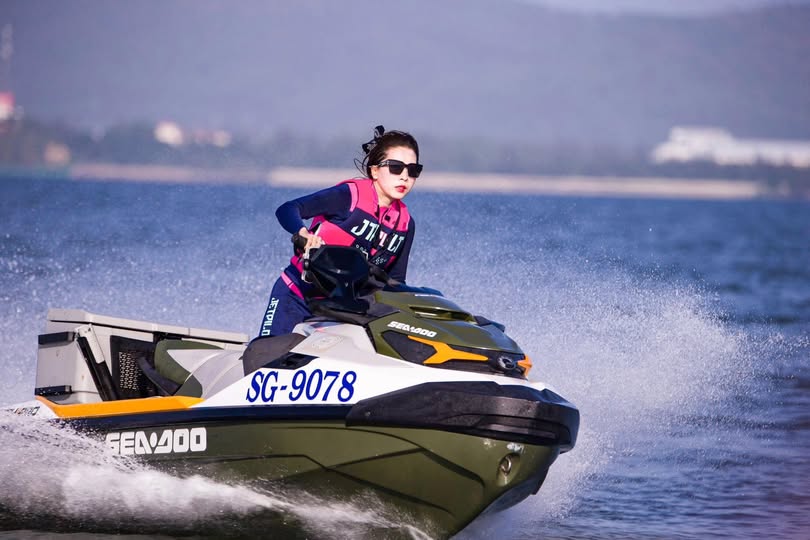 Chồng yêu già vừa rời khỏi nhà, Người vợ đã đưa mông cho cậu con trai địt