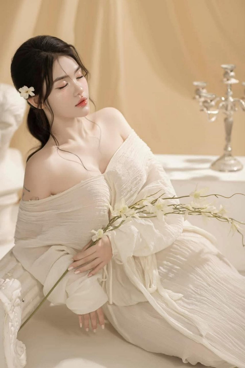 April Storm, cô bạn gái lừa dối, hướng dẫn bạn trai cách thủ dâm